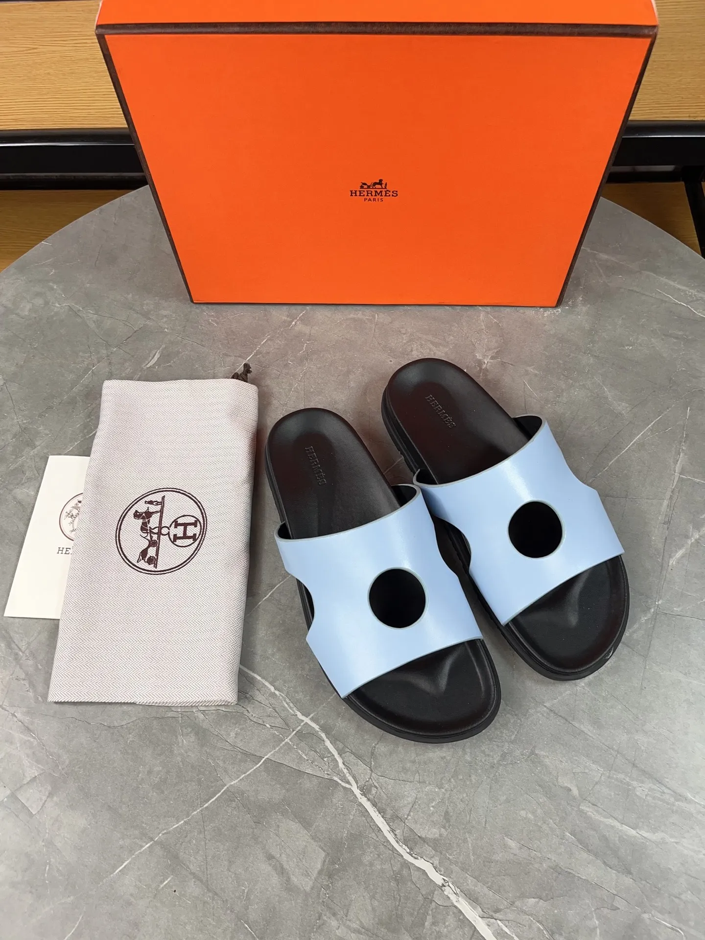 p400🐮🐮H family classic (couple style) Hermes Hermes spring and summer sandals series! Classic style, always popular slippers - sandals, great with any combination! ! ! Upper: imported PU inner lining: imported mixed sheepskin Outsole: Tpu non-slip and wear-resistant outsole Female size: 35-40 (customized at 41) Male size: 39-45 (customized at 39.45)